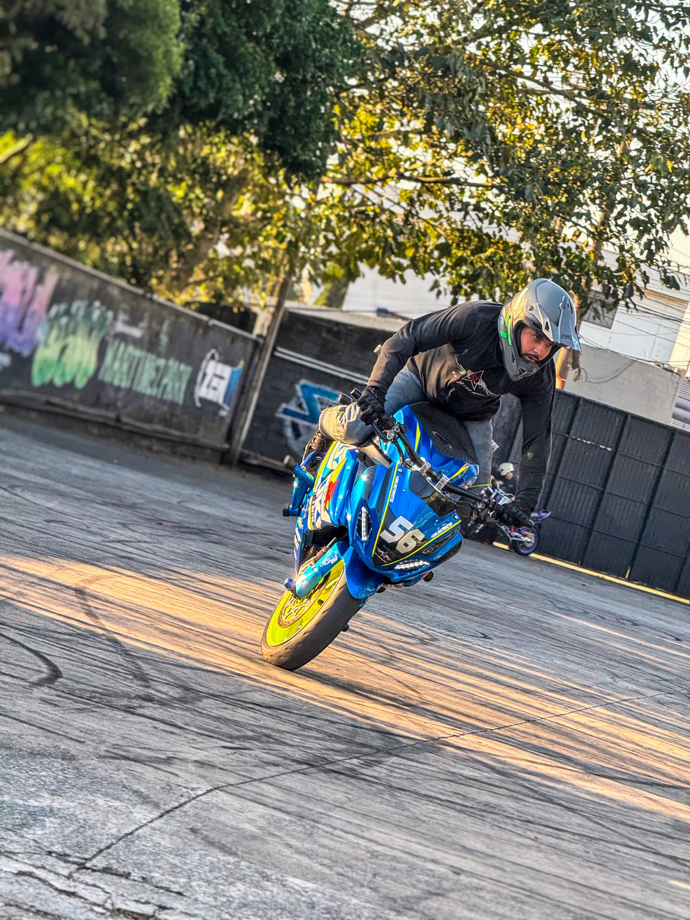 Moto em burnout com muita fumaça no pátio