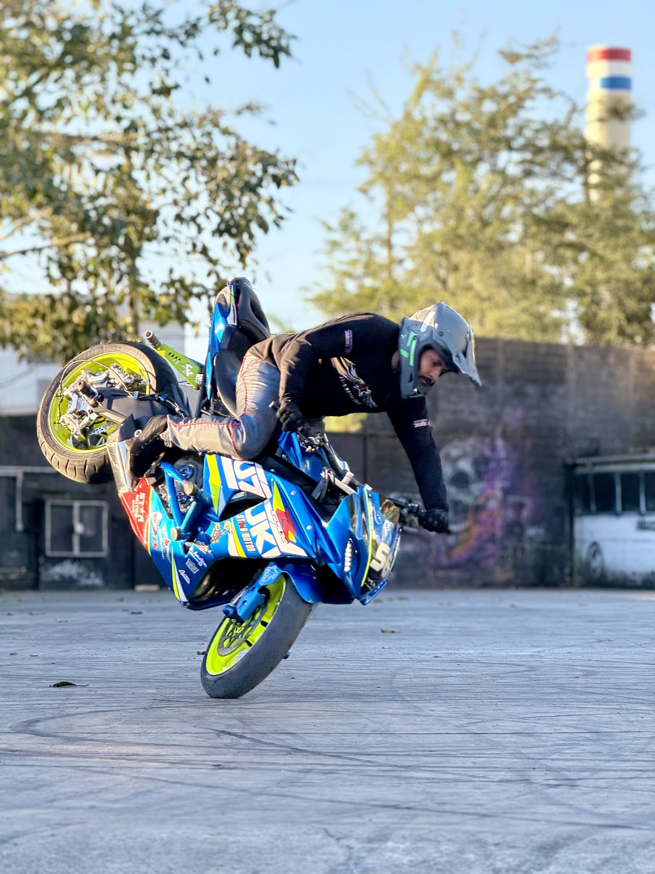 Darlan de pé sobre a moto em wheeling