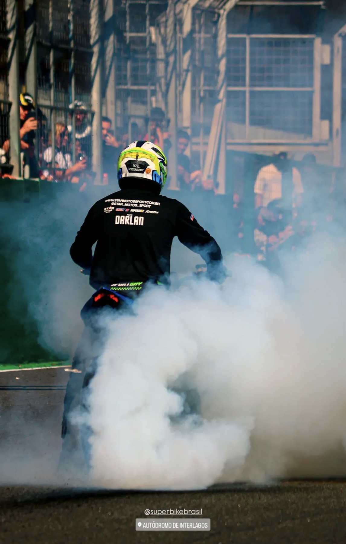 Darlan de costas em burnout diante da plateia