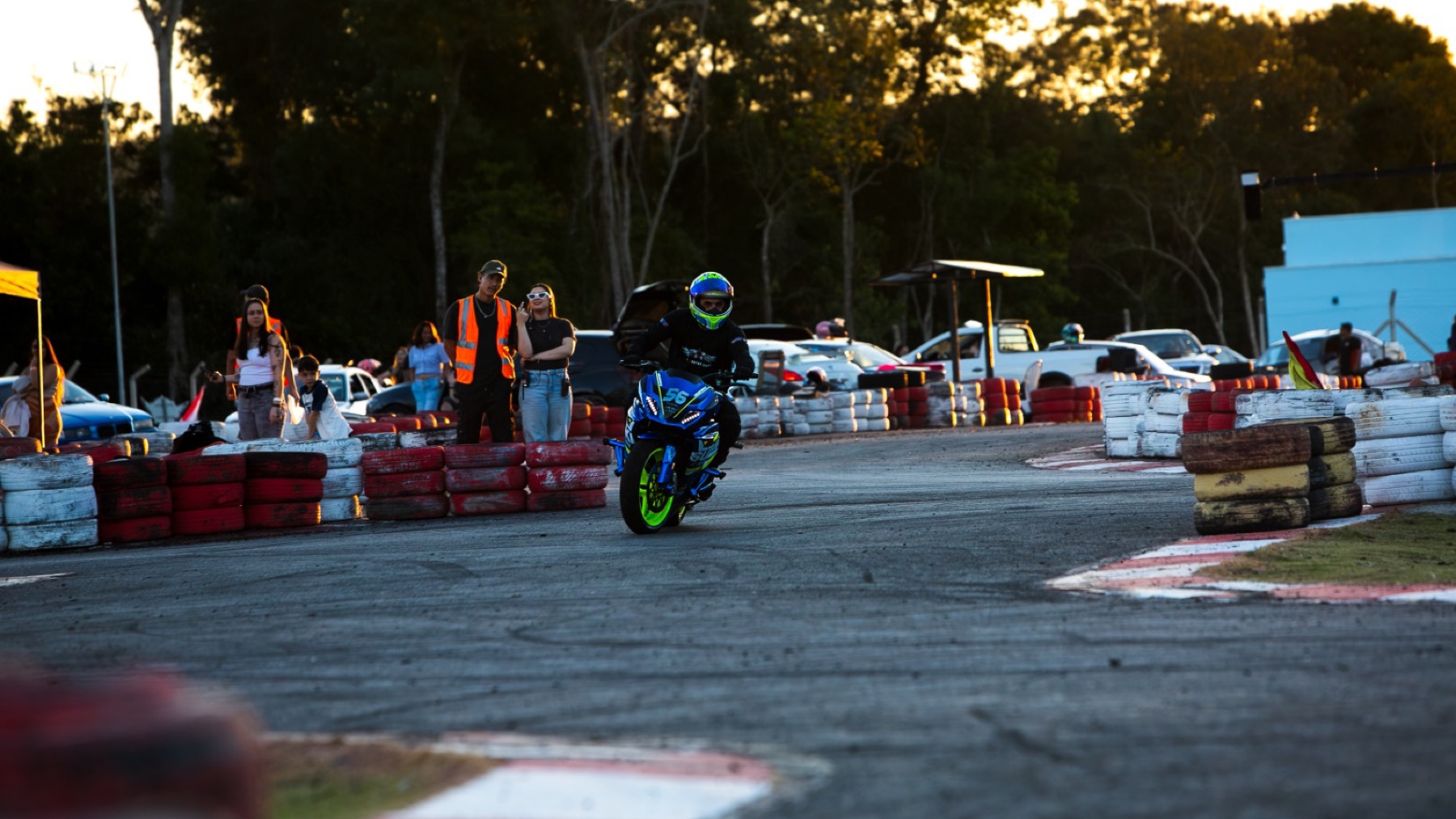 Wheeling visto de longe no kartódromo