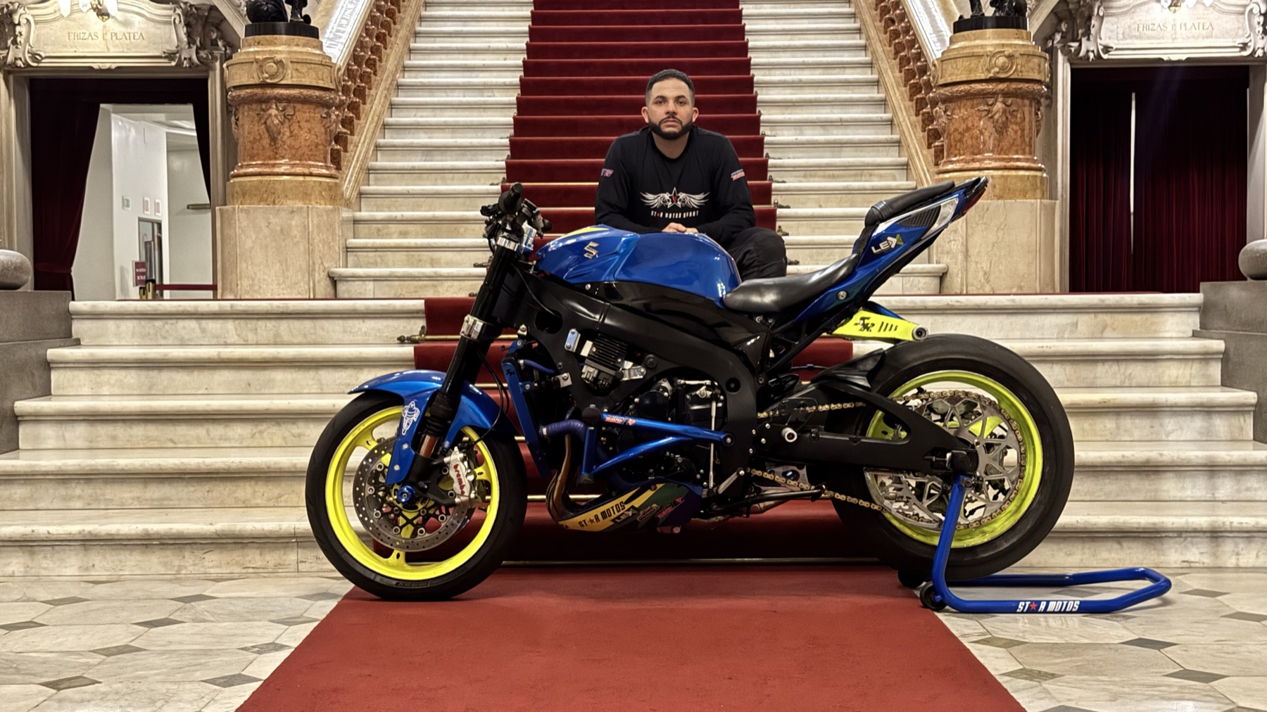 A moto de Darlan na escadaria do Theatro Municipal