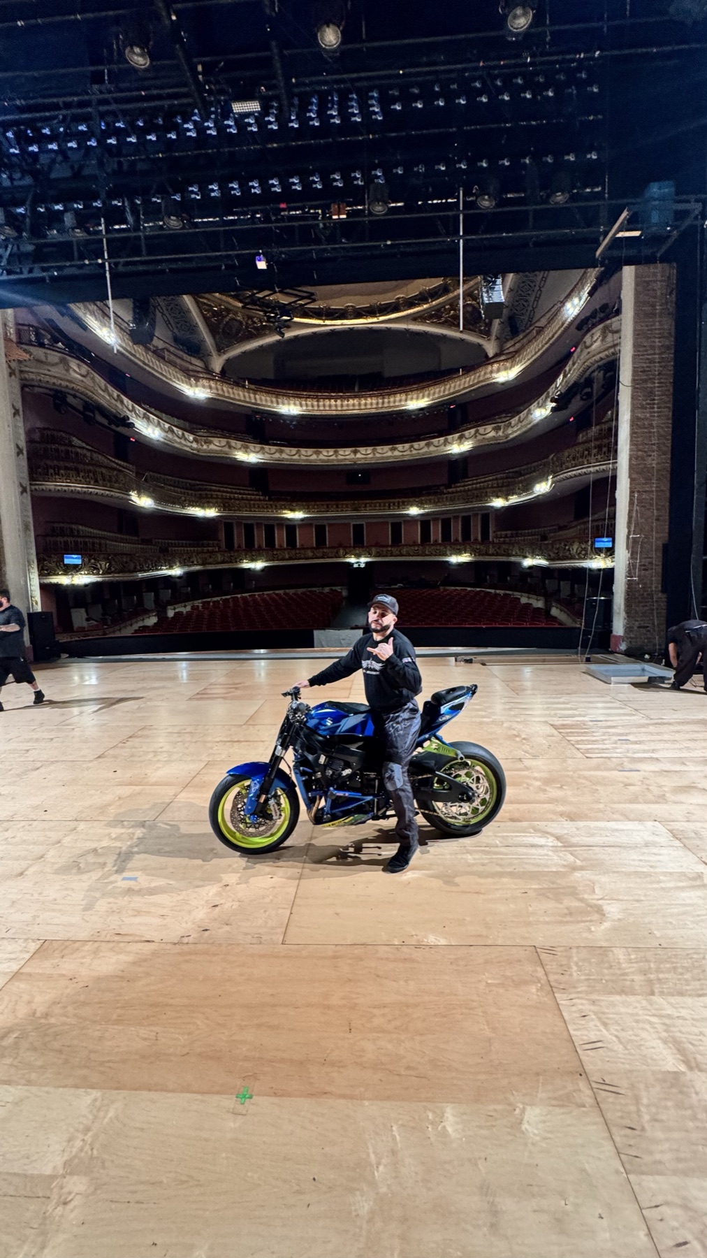 Vista da plateia para o palco do Theatro Municipal com a moto