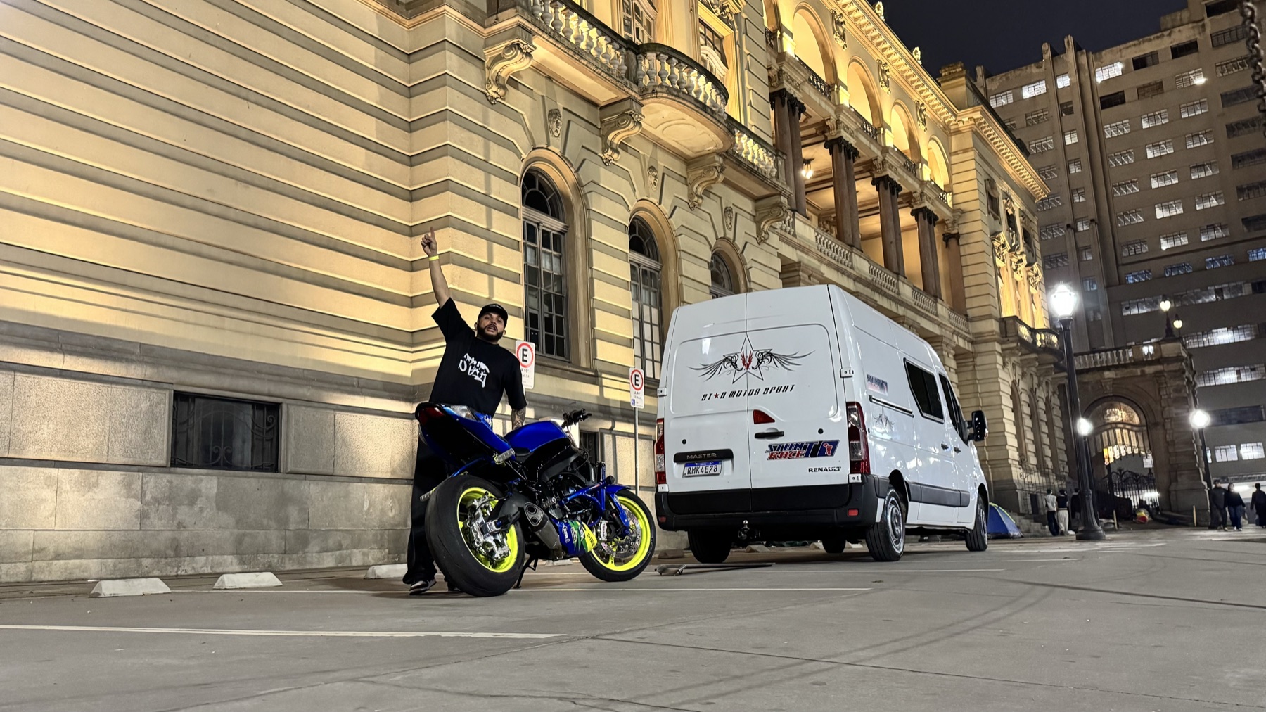 Darlan pilota em frente ao Theatro Municipal