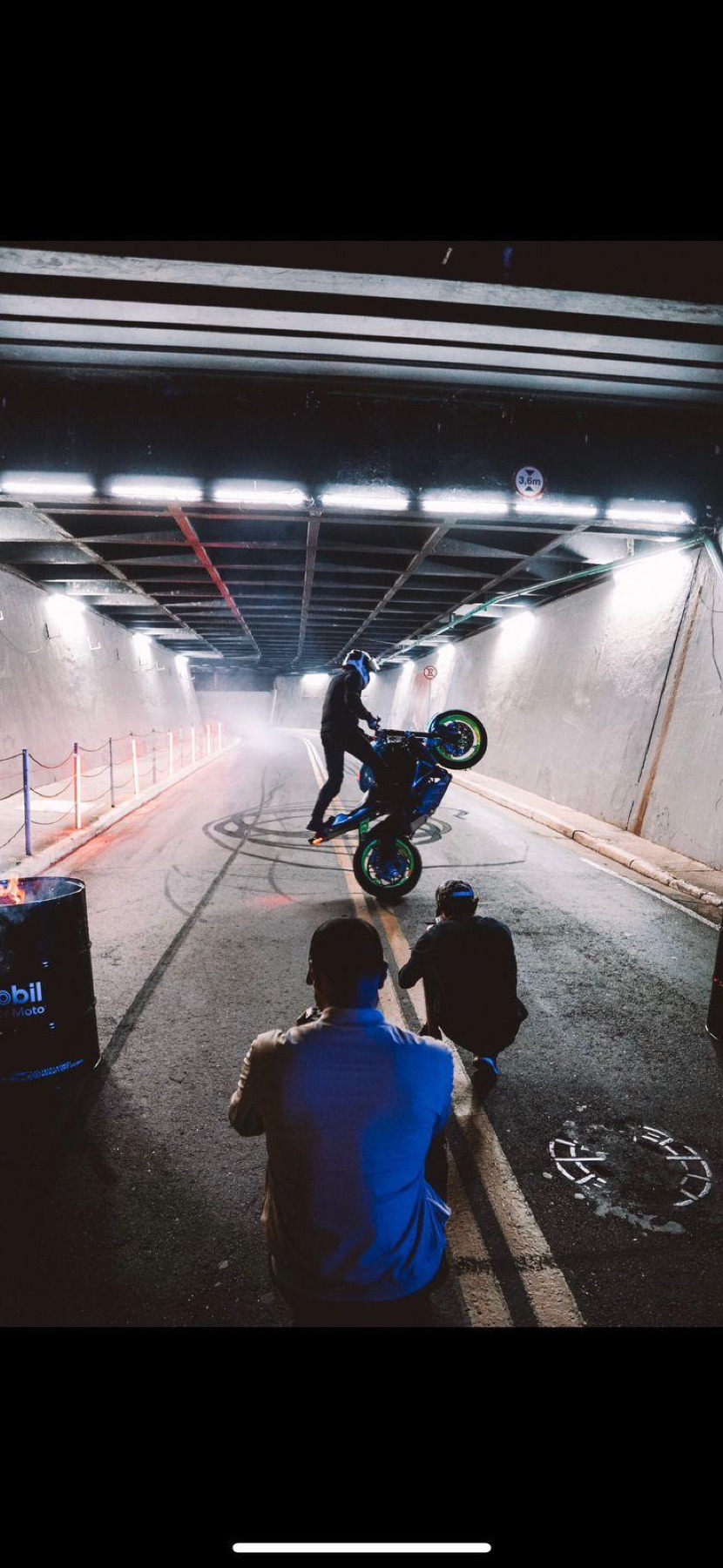 Wheeling durante gravação em um túnel
