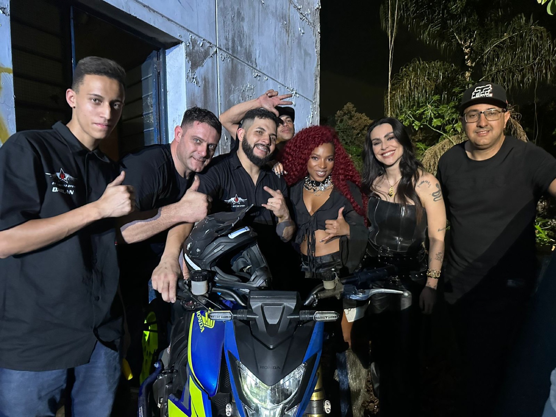 Darlan e a equipe posam com o elenco de Sintonia
