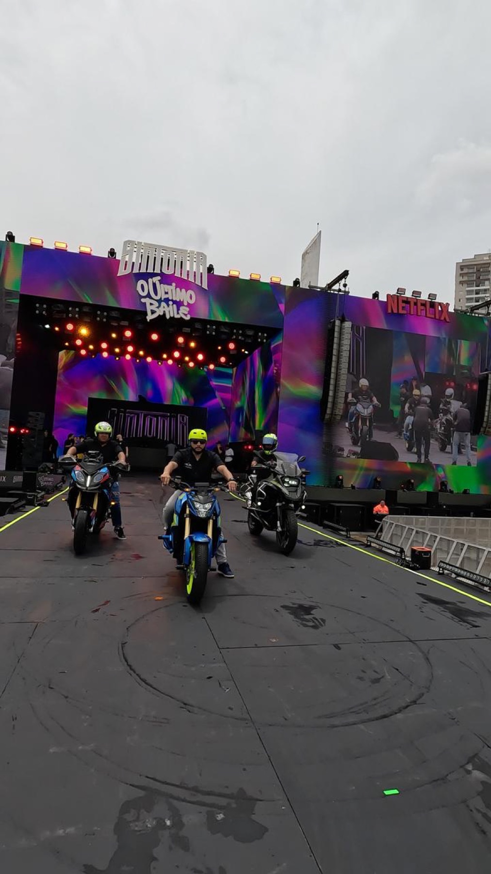 Equipe Star Motos entrando no palco do Último Baile