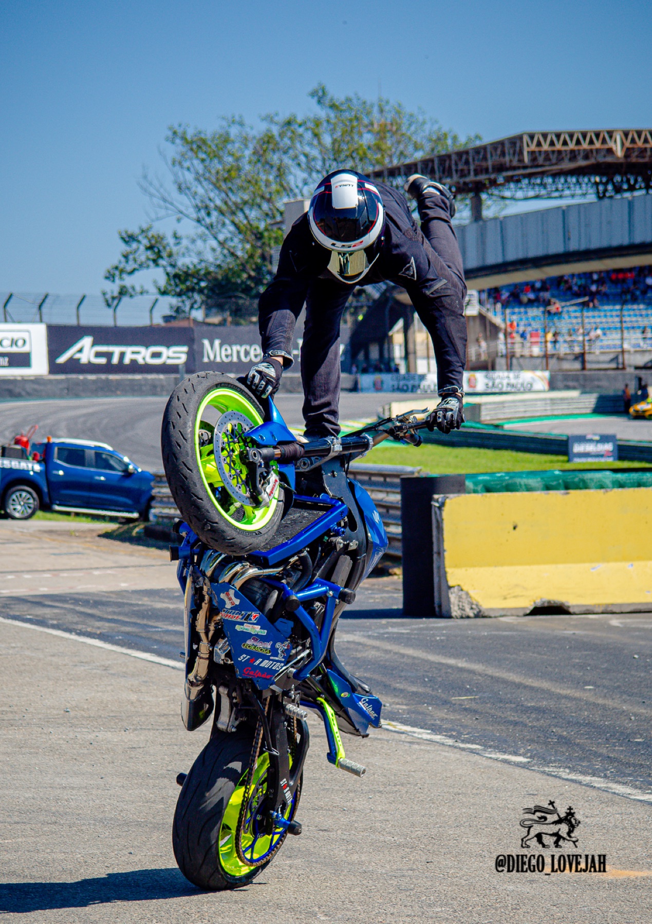 Manobra em pé sobre a moto em Interlagos