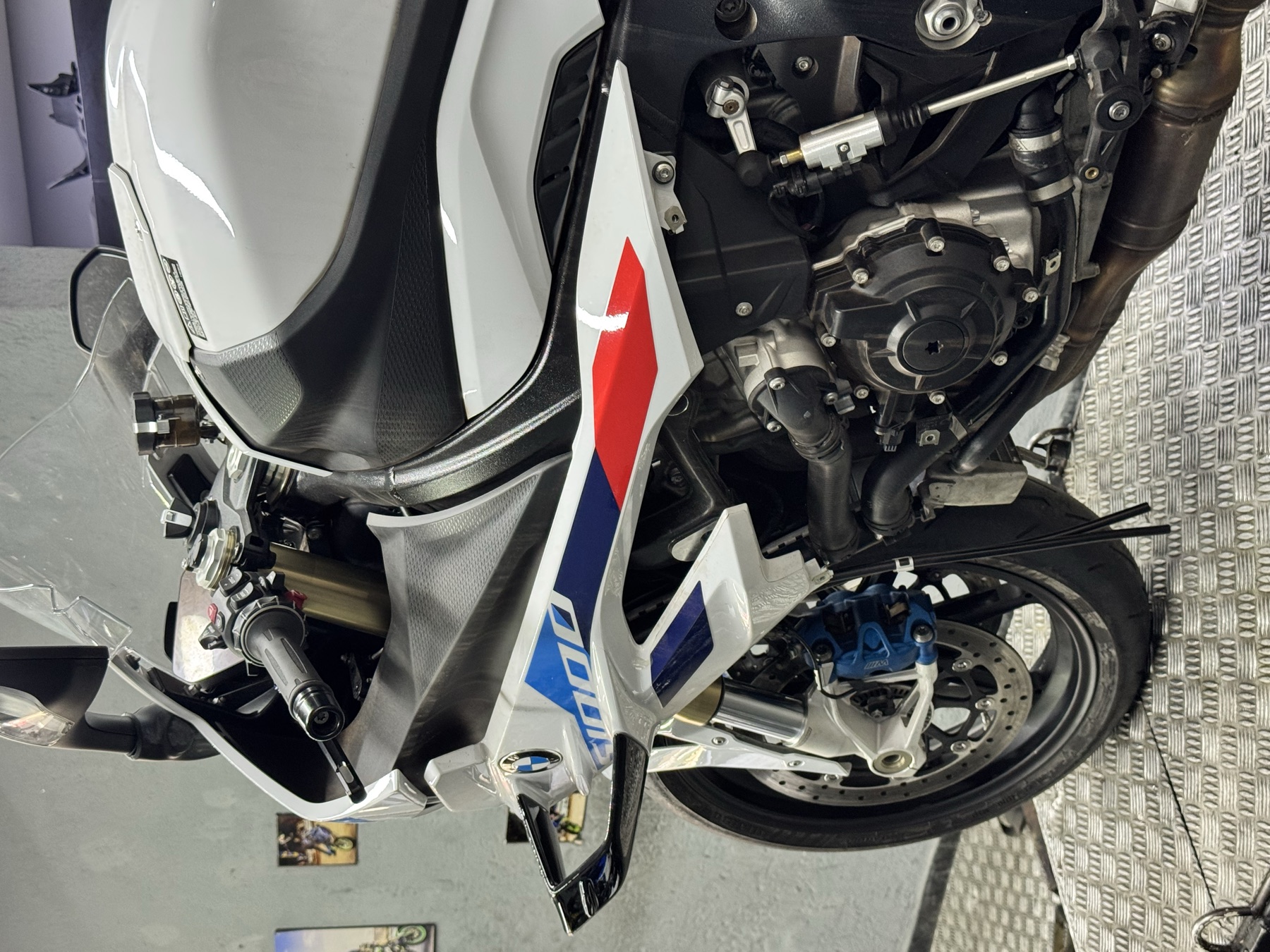 Detalhe da carenagem de uma BMW M 1000 RR