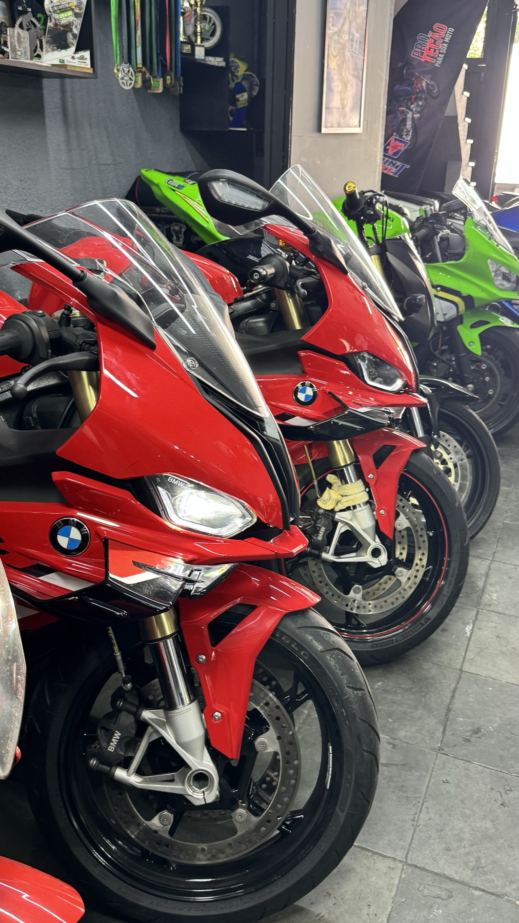 Motos esportivas enfileiradas