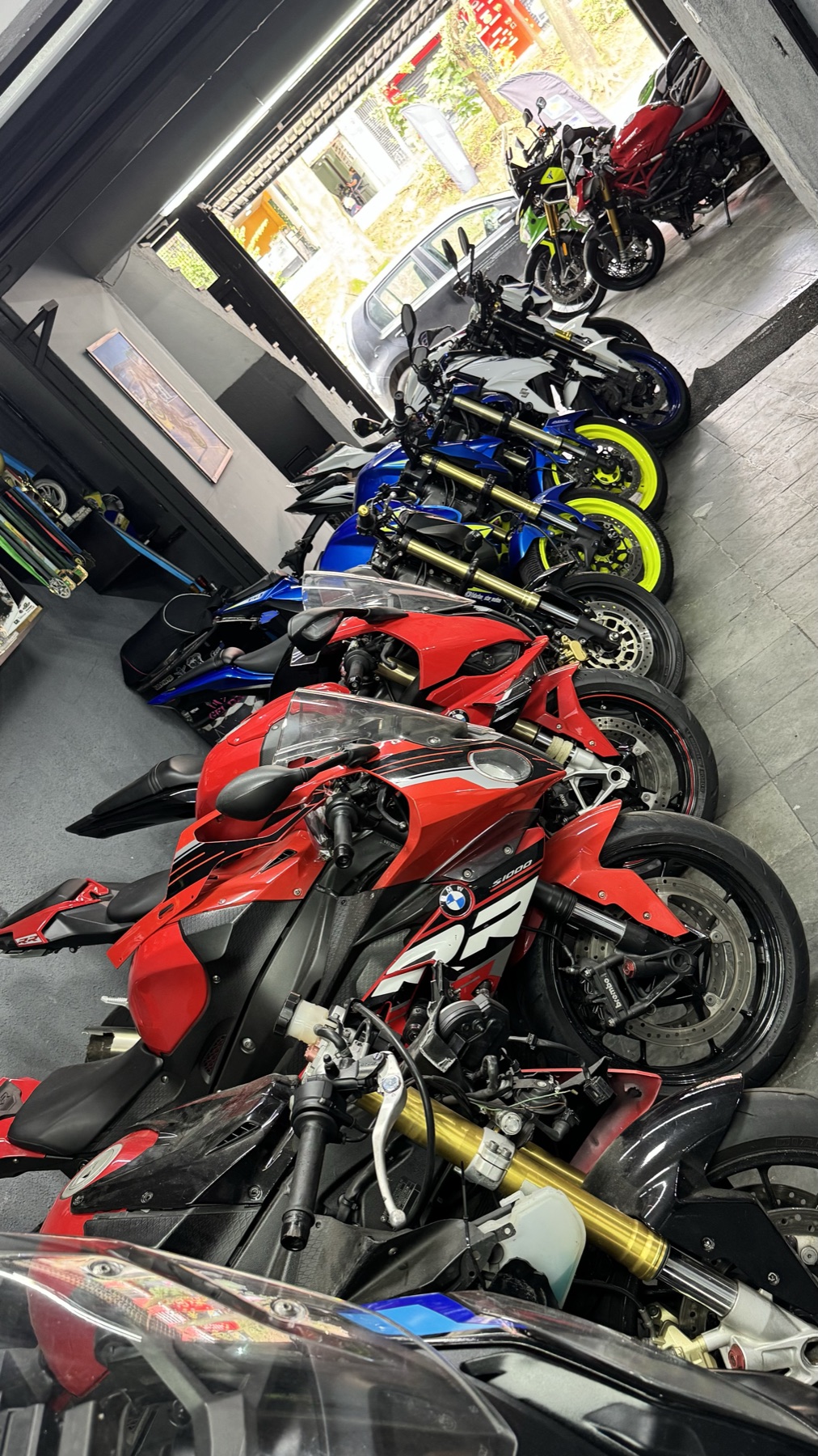 Motos esportivas de várias cores alinhadas