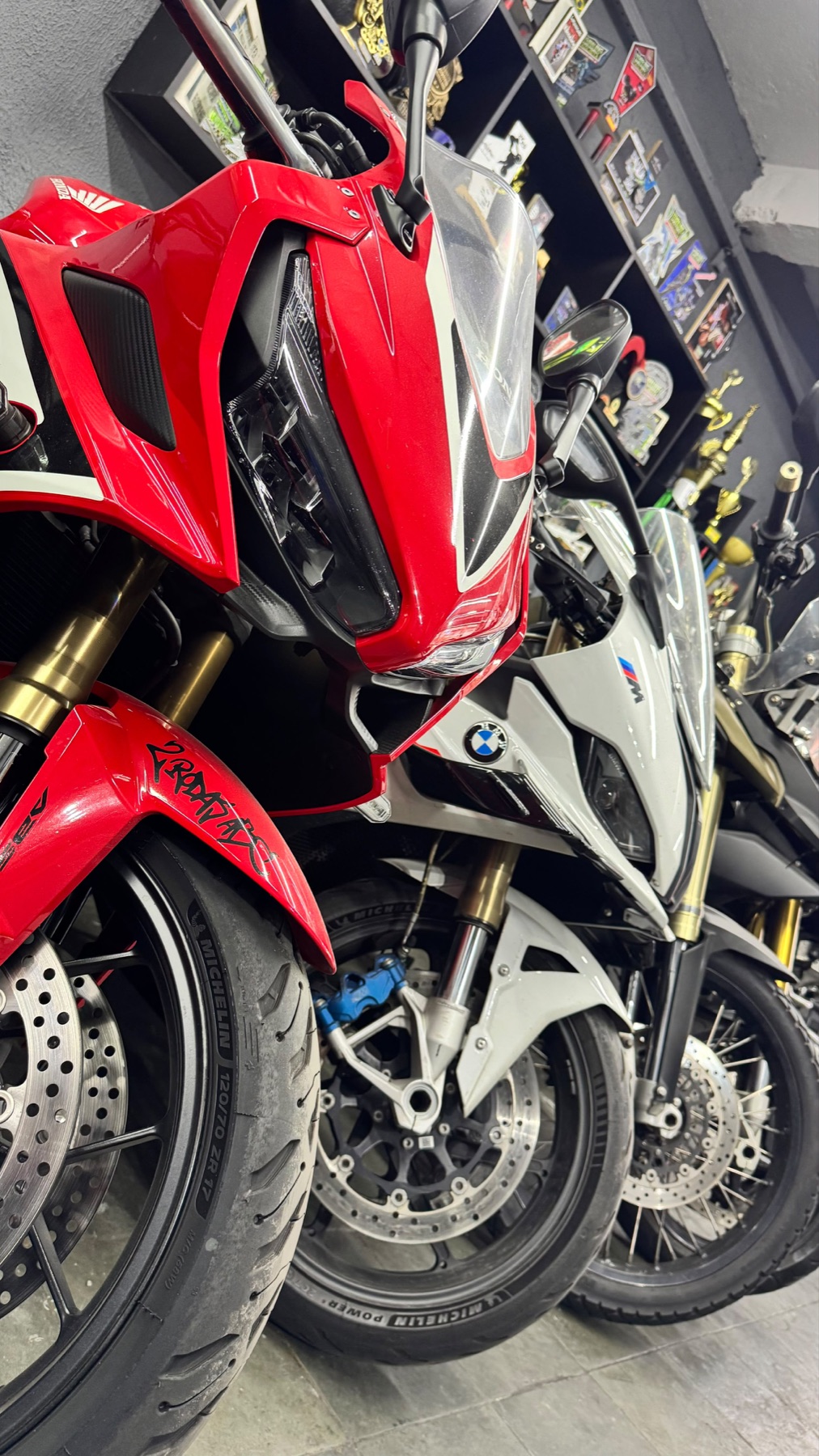 Frente de uma BMW S 1000 RR vermelha