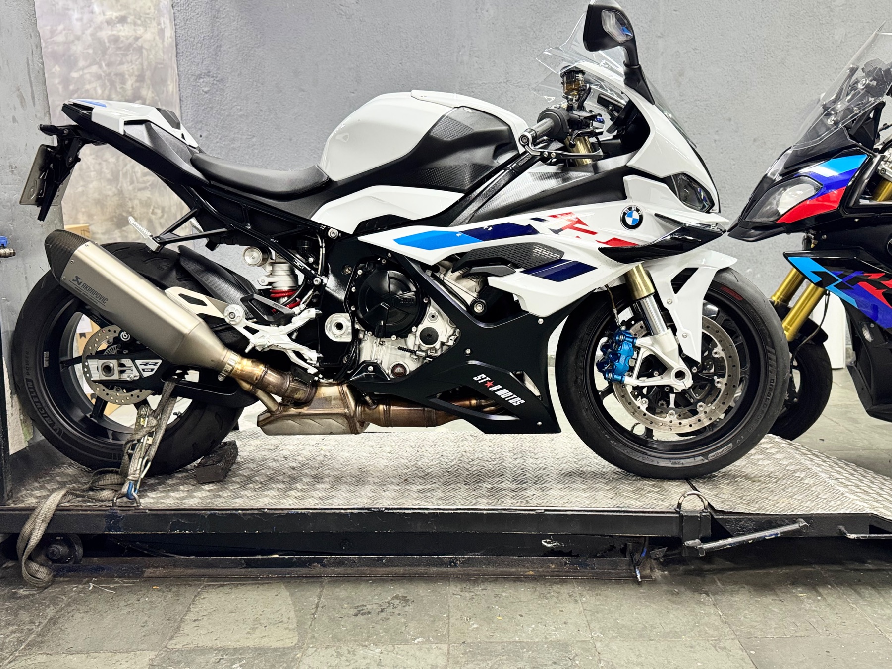 BMW S 1000 RR branca sobre o elevador