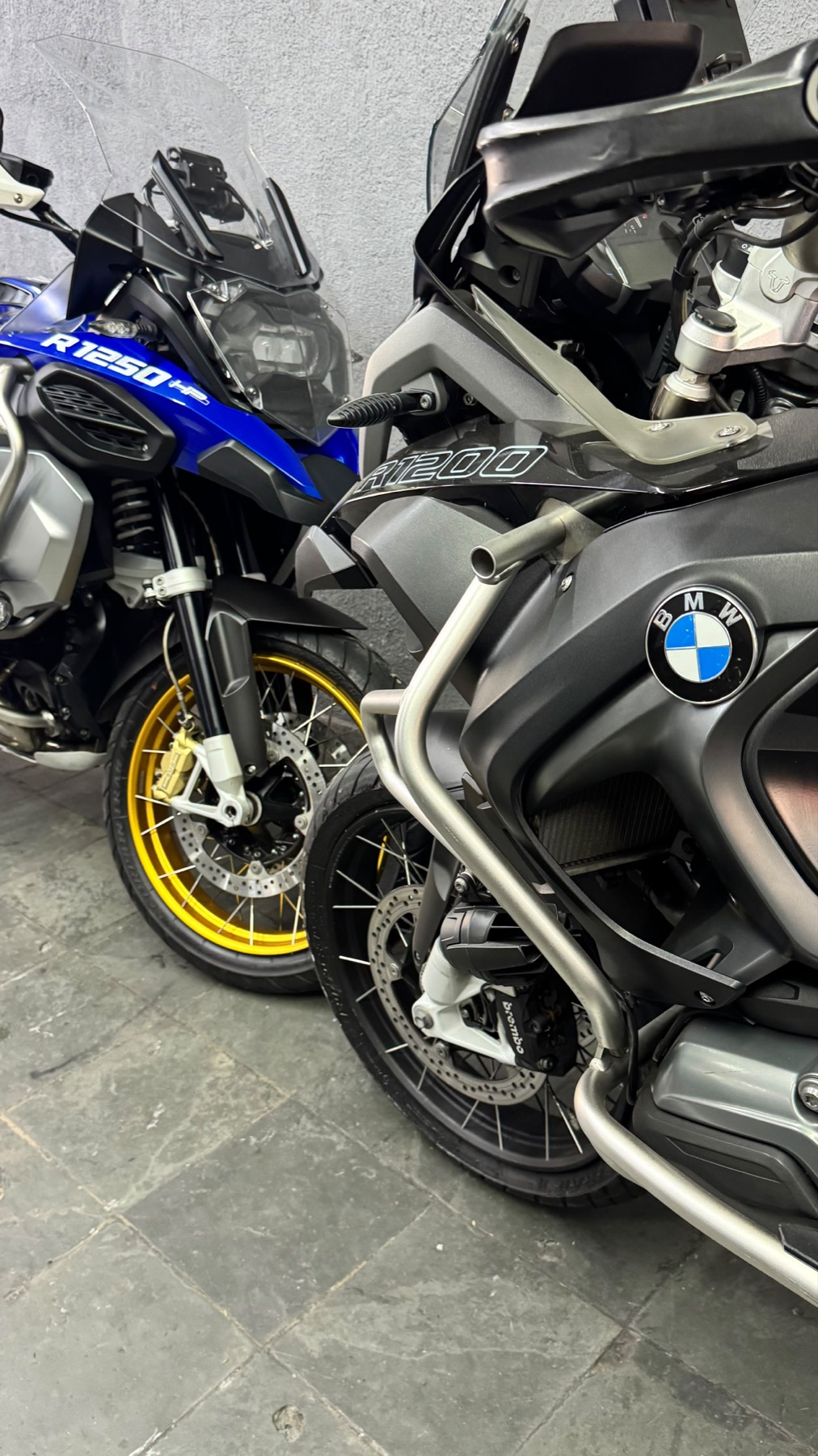 BMW GS azul na oficina