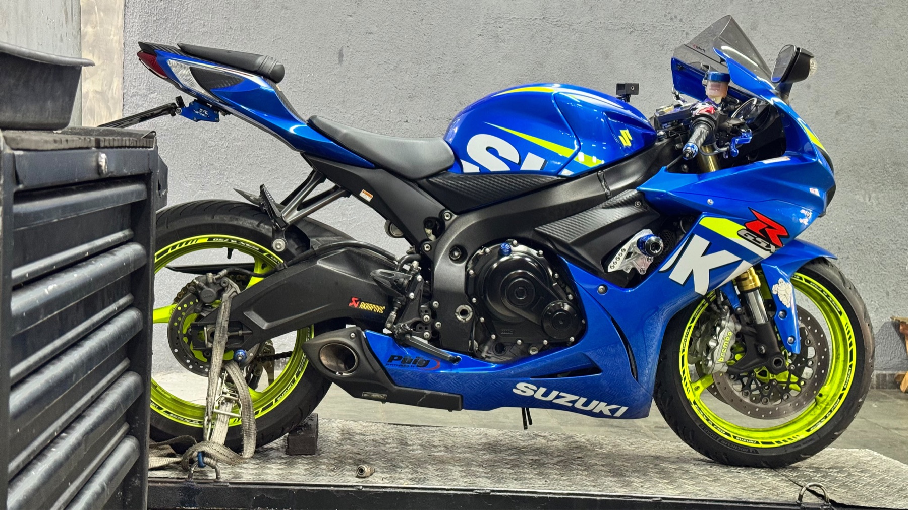 Suzuki GSX-R azul da equipe sobre o elevador
